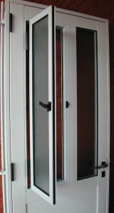 Puerta con ventana de abrir línea tradicional